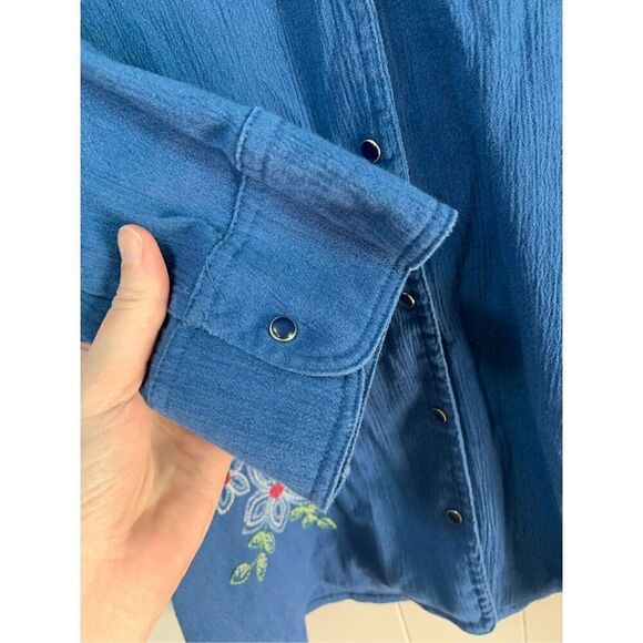 VIntage Nikki blouse w/ embroidered flowers - Picture 3 of 8